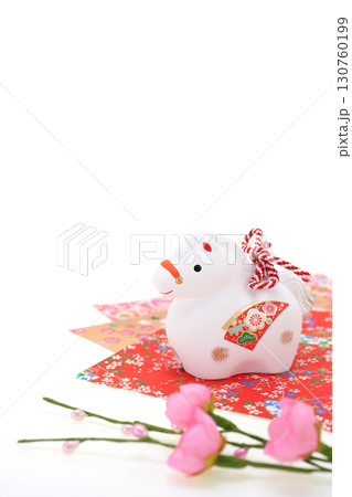 午年　年賀素材　白午と千代紙と梅の花 130760199