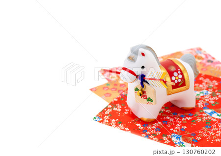 午年　年賀素材　破魔矢を咥える白午と千代紙 130760202