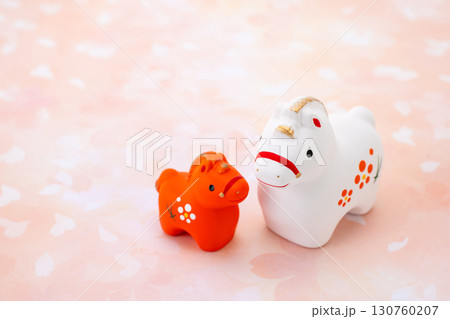 午年　年賀素材　かわいい紅白の午　桜柄バック 130760207