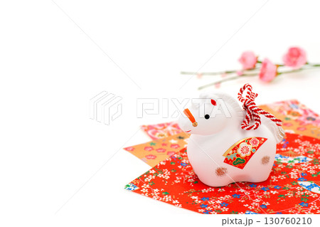 午年　年賀素材　白午と千代紙と梅の花 130760210