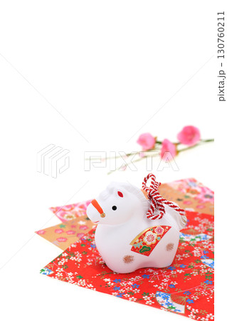 午年　年賀素材　白午と千代紙と梅の花 130760211