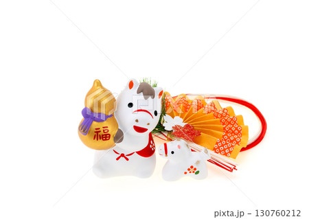 午年 年賀素材 瓢箪を持つかわいい白午の親子 午年 年賀素材 瓢箪を持つかわいい白午の親子 130760212