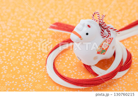 午年　年賀素材　白午と水引飾り　桜花柄バック 130760215