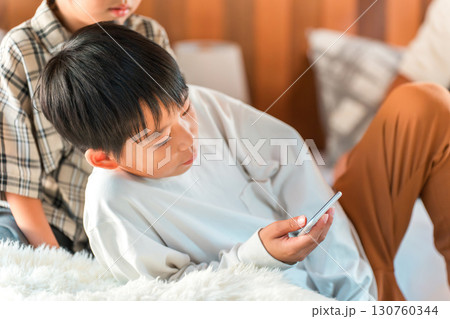 スマホ,スマートフォン,アプリ,SNS,ゲームを使う子供 130760344