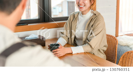 コテージ,キャビン,ログハウスでコーヒーを飲みながコテージ,キャビン,ログハウスら笑顔で会話する夫婦 コテージ,キャビン,ログハウスでコーヒーを飲みながコテージ,キャビン,ログハウスら笑顔で会話する夫婦 130760351