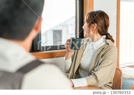 コテージ,キャビン,ログハウスでコーヒーを飲みながコテージ,キャビン,ログハウスら笑顔で会話する夫婦 130760352