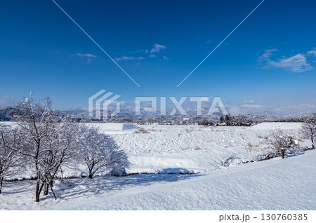 雪の丘から見る冬景色 雪の丘から見る冬景色 130760385