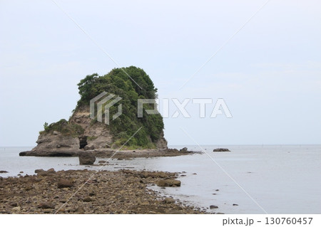 干潮になれば渡れる小島 干潮になれば渡れる小島 130760457
