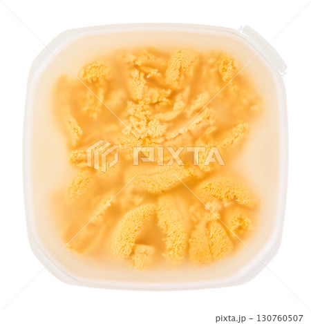 北海道産のウニ、塩水パックに入った新鮮な生うに、とろけて甘くて美味しい高級食材 130760507