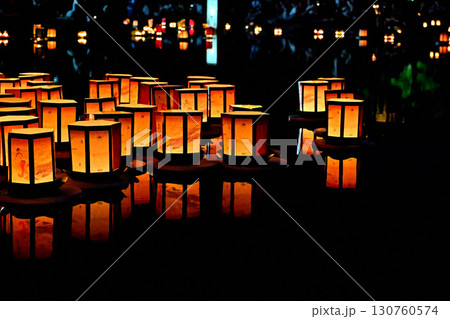 俱利伽羅不動寺西之坊鳳凰殿の灯籠流し 万灯会 俱利伽羅不動寺西之坊鳳凰殿の灯籠流し 万灯会 130760574