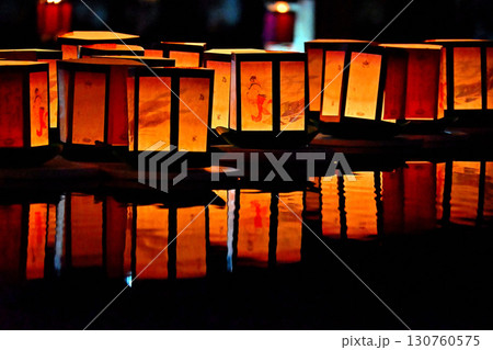 俱利伽羅不動寺西之坊鳳凰殿の灯籠流し 万灯会 俱利伽羅不動寺西之坊鳳凰殿の灯籠流し 万灯会 130760575