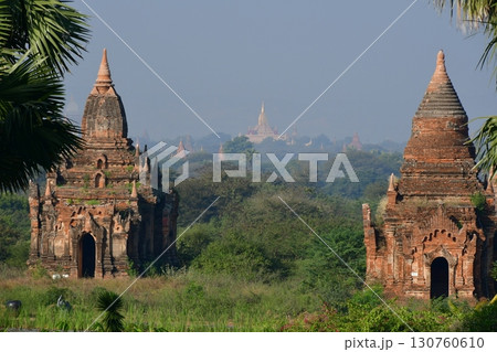 ミャンマー、バガン、アーナンダー寺院遠望、仏塔群 ミャンマー、バガン、アーナンダー寺院遠望、仏塔群 130760610
