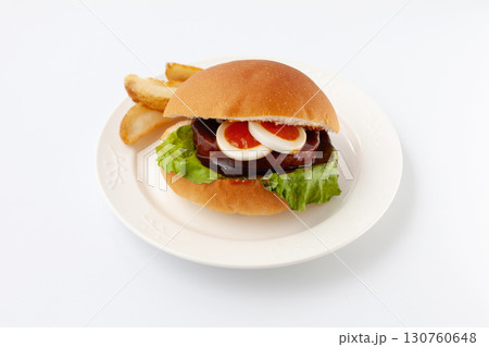 お皿にのせたテリヤキバーガー 白背景 お皿にのせたテリヤキバーガー 白背景 130760648
