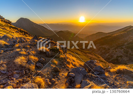 【夕焼け素材】秋の硫黄岳から見る夕焼け・日の入り【長野県】 130760664
