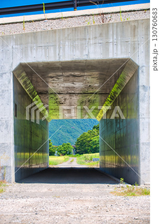 橋脚の向こうに化学プラントが見える里山風景 橋脚の向こうに化学プラントが見える里山風景 130760683