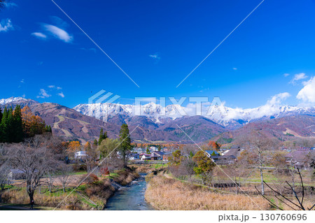 【秋素材】秋の白馬村・大出公園から見る三段紅葉の風景【長野県】 130760696
