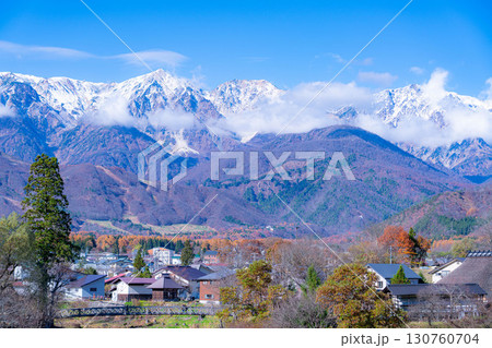 【秋素材】秋の白馬村・大出公園から見る三段紅葉の風景【長野県】 130760704
