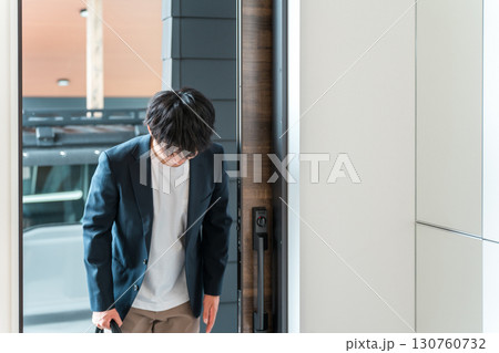 玄関で挨拶をするジャケット姿のビジネスマン 130760732