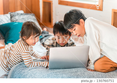 パソコンでアニメ,動画を見る兄妹(アプリ,インターネット) パソコンでアニメ,動画を見る兄妹(アプリ,インターネット) 130760751