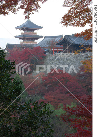 Autumn Kyoto / 京都東山の紅葉の合間から眺める早朝の清水寺の三重塔(望遠ズーム撮り) 130760961