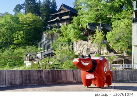 赤べこと円蔵寺(福島県・柳津町) 赤べこと円蔵寺(福島県・柳津町) 130761074