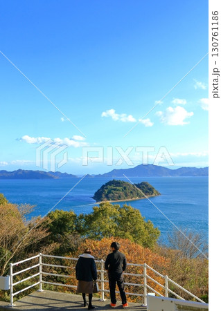 ハート島 とびしま海道方面を眺める二人 ハート島 とびしま海道方面を眺める二人 130761186