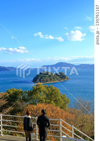 ハート島 とびしま海道方面を眺める二人 ハート島 とびしま海道方面を眺める二人 130761187