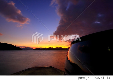 夕暮れ時に車を停めて海を眺める 夕暮れ時に車を停めて海を眺める 130761213
