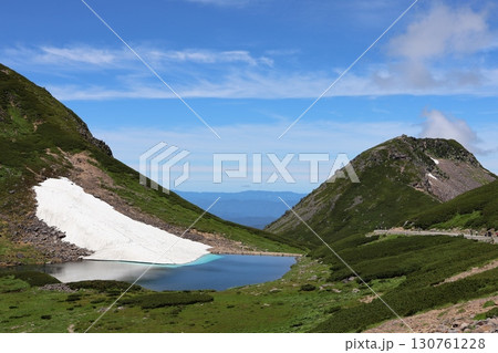 雪渓が残る湖と山 雪渓が残る湖と山 130761228
