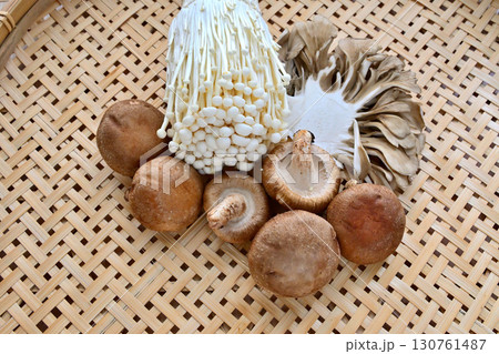 ザルに盛った椎茸 130761487