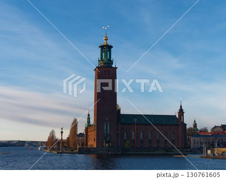 青空とスウェーデンのストックホルム市庁舎 130761605