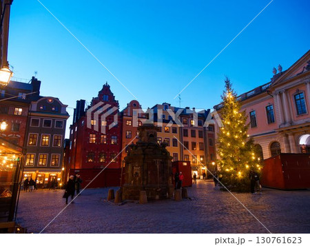 ガムラスタンの夕暮れの美しい建物とクリスマスツリー 130761623