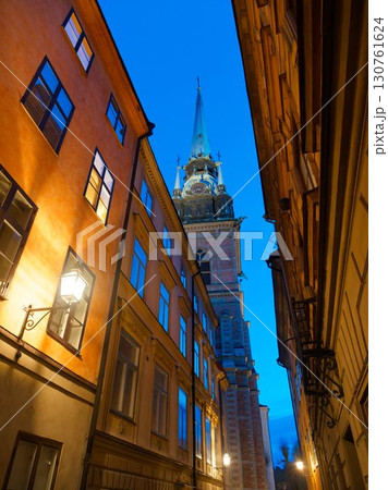 ガムラスタンの聖ゲルトルード教会と夜の街並み 130761624