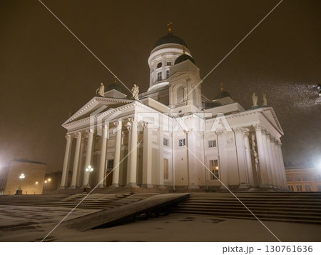 ライトアップされた夜のヘルシンキ大聖堂 130761636