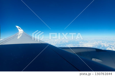 飛行機の窓から見た青い空 130761644
