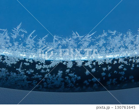 雪の結晶がついた飛行機の窓 雪の結晶がついた飛行機の窓 130761645