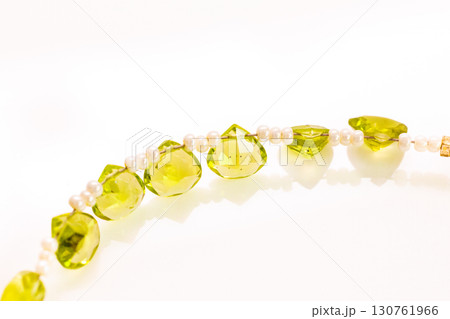 白背景に映えるペリドットのビーズストランドとタッセル 白背景に映えるペリドットのビーズストランドとタッセル 130761966