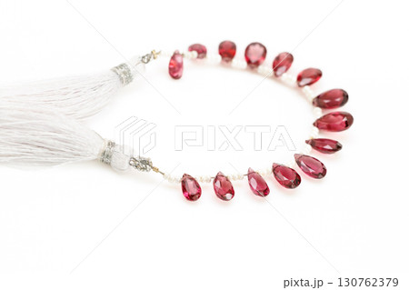 白背景に並んだロードライトガーネットのブリオレットビーズストランド 白背景に並んだロードライトガーネットのブリオレットビーズストランド 130762379