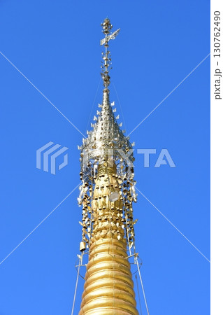 ミャンマー、インレー湖、シュエヤンピィ僧院、仏塔上部 ミャンマー、インレー湖、シュエヤンピィ僧院、仏塔上部 130762490