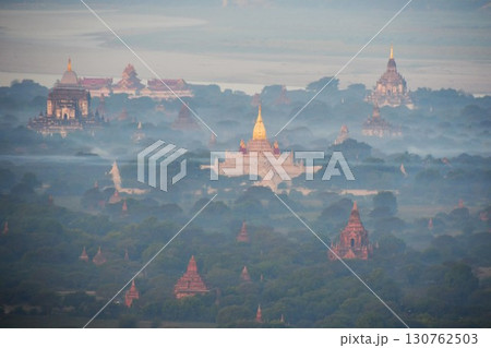 ミャンマー、バガン、熱気球からの眺め、朝もやの仏塔群 130762503