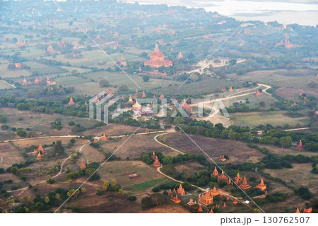 ミャンマー、バガン、熱気球からの眺め、仏塔群 130762507