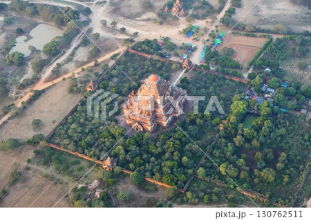 ミャンマー、バガン、熱気球からの眺め、スラマニ寺院、仏塔群 ミャンマー、バガン、熱気球からの眺め、スラマニ寺院、仏塔群 130762511