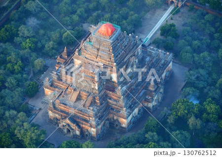 ミャンマー、バガン、熱気球からの眺め、スラマニ寺院、仏塔群 130762512