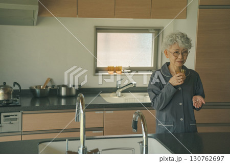 起床時に薬を飲む高齢者 起床時に薬を飲む高齢者 130762697