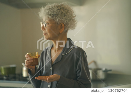 起床時に薬を飲む高齢者 起床時に薬を飲む高齢者 130762704