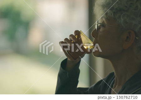 水を飲む高齢者 水を飲む高齢者 130762710