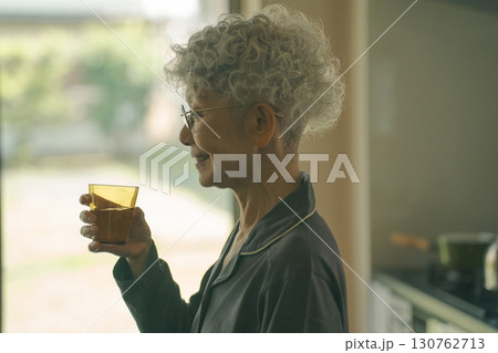 水を飲む高齢者 130762713