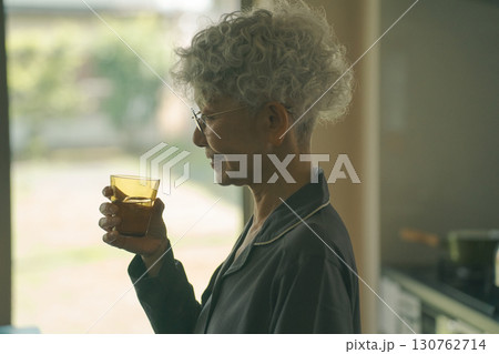 水を飲む高齢者 130762714