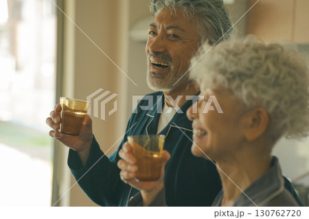 朝、水を飲む高齢夫婦 朝、水を飲む高齢夫婦 130762720
