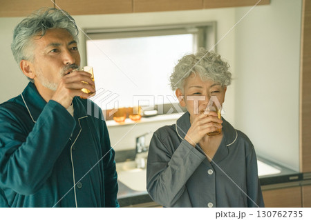 朝、水を飲む高齢夫婦 朝、水を飲む高齢夫婦 130762735